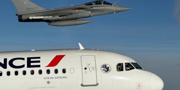 “Ici le Pape” : l’échange inattendu de Léon XIV avec deux pilotes de Rafale