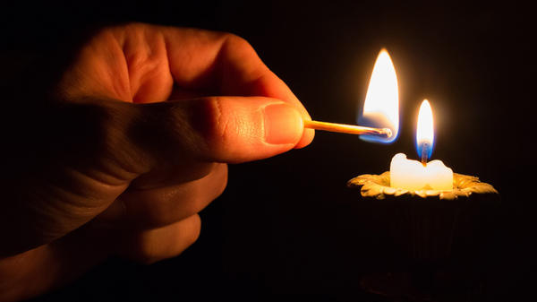 HAND,CANDLE