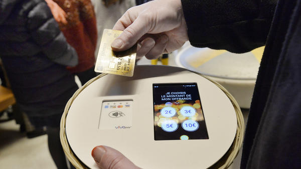 Moins de donateurs mais des dons plus importants : les finances de l’Eglise passées au crible