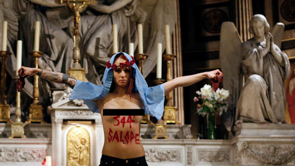 Feminista simula aborto de Jesus por Maria dentro de igreja