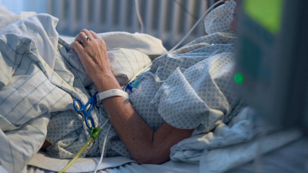 Un patient dans un unité de soins palliatifs.