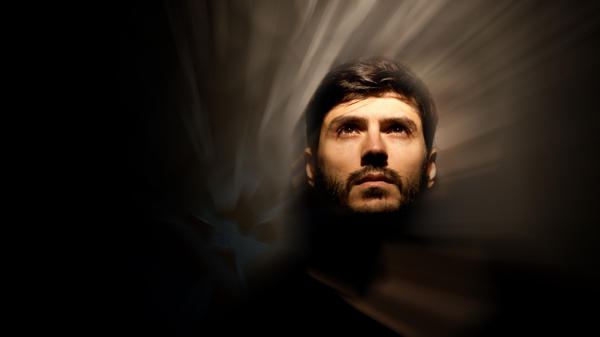 UOMO SGUARDO IN ALTO