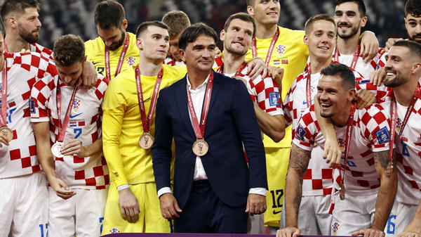 Zlatko Dalić z piłkarzami reprezentacji Chorwacji po dekoracji brązowymi medalami mistrzostw świata