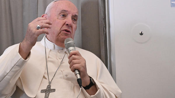Pope-Francis-addresse-the-media-while-aboard-the-plane-from-Juba-to-Rome-AFP