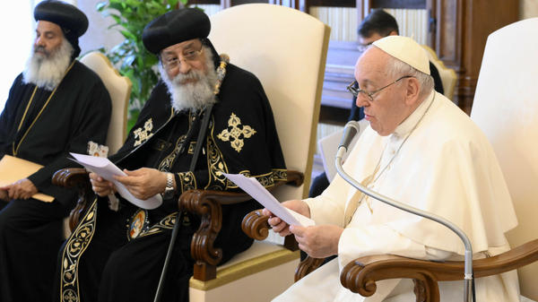 Papież Franciszek podczas spotkania z patriarchą Koptów Tawadros II w Pałacu Apostolskim