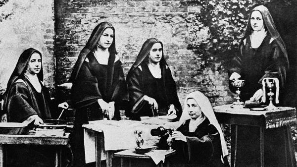 Święta Teresa od Dzieciątka Jezus (z prawej) z innymi karmelitankami z klasztoru w Lisieux