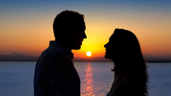 Casal ao por do sol