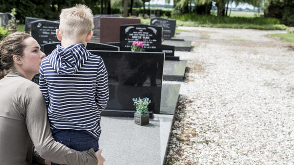 Família em oração no cemitério