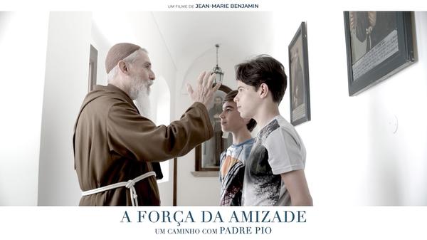 Cartaz do filme "A Força da Amizade" mostra dois adolescentes com o Padre Pio