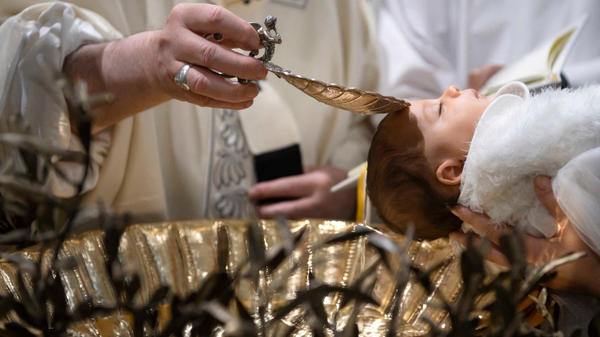 Pope Francis Newborn baby head baptism