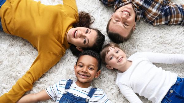 Uśmiechnięta rodzina z adoptowanym dzieckiem