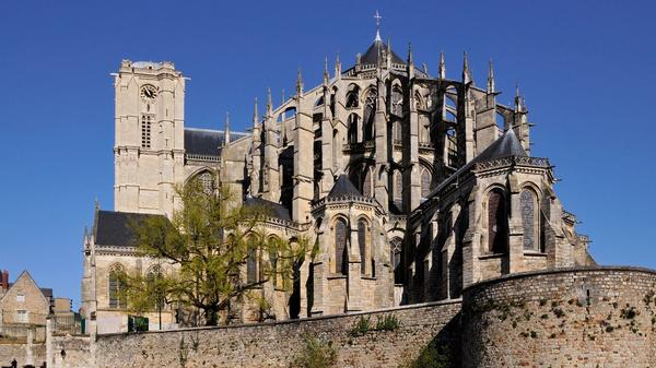 CATHEDRALE-DU-MANS-SHUTTERSTOCK