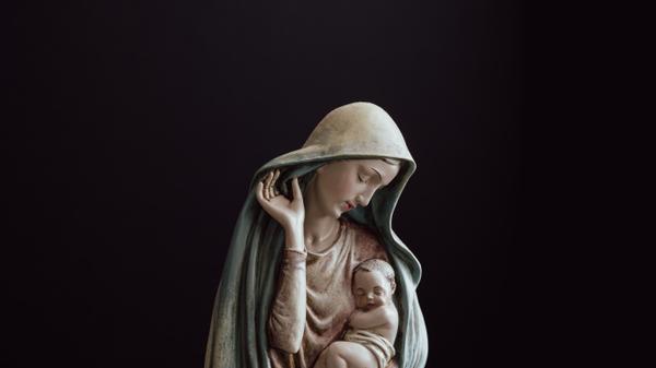 Figura Maryja tuląca Dzieciątko Jezus