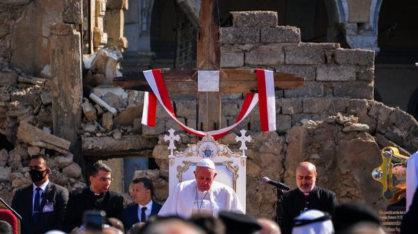 Przemowa papieża pod krzyżem zbudowanym z resztek drewna zniszczonego kościoła.