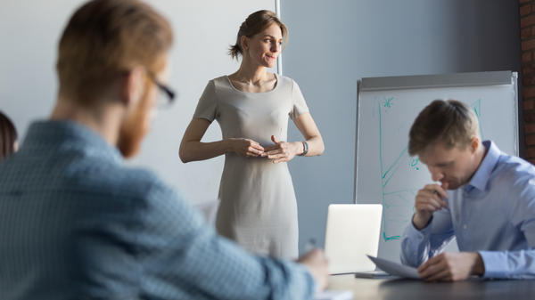FEMME-REUNION-ENTREPRISE-shutterstock