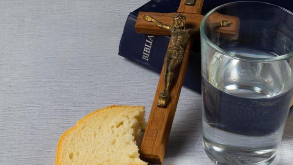 Woda, chleb, Biblia i krzyż