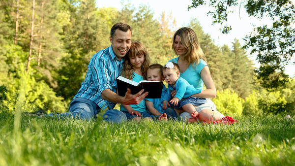 niños aprendiendo a leer la Biblia