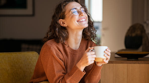 femme-souriante-automne-shutterstock