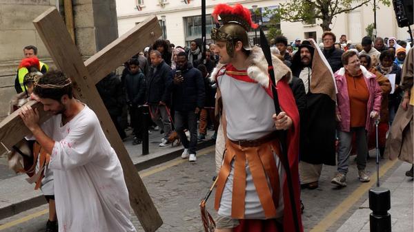 Un chemin de croix stupéfiant dans les rues d'Aubervilliers