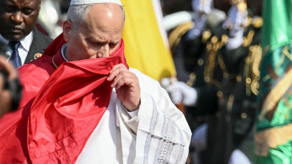 pope-leo-xiv-luanda-airport-africa-wind-worry-