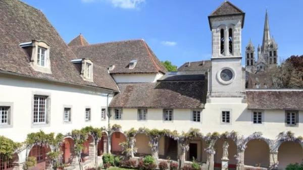 La Résidence Services Séniors Villa Médicis d'Autun propose un cadre de vie de grande qualité, où les personnes âgées peuvent vivre dans leur appartement de façon autonome tout en étant entourées d’une équipe à leur écoute et à leur service.