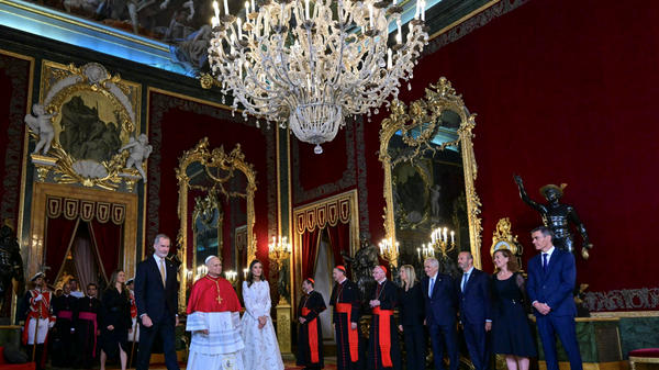 Spain's Felipe VI, Queen Letizia, Princess Leonor (L) and Spain's Prime Minister Pedro Sanchez (R) welcome Pope Leo XIV at the Royal Palace in Madrid on June 6, 2026.