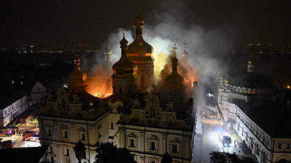"D'après les estimations de nos spécialistes, dans des conditions optimales, les travaux de restauration et de remise en état pourraient prendre environ deux ans", a déclaré Maksym Ostapenko, directeur de la cathédrale de la Dormition à Kiev et du célèbre monastère orthodoxe de la Laure des Grottes qui l'entoure.