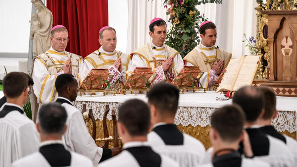 Dans un décret publié le 2 juillet 2026, le cardinal Victor Manuel Fernández, préfet du dicastère pour la Doctrine de la foi, constate l’excommunication de six évêques de la Fraternité sacerdotale Saint-Pie-X (FSSPX) qui ont participé aux consécrations épiscopales la veille à Écône (Suisse), célébrées sans le mandat de Rome.