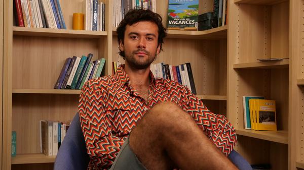 A 29 ans, Raphaël Duléry parcourt depuis 2025 les rames du métro parisien pour réciter des poèmes aux voyageurs.