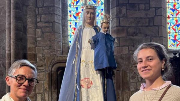 Dans la basilique Notre-Dame-de-Bon-Secours de Guingamp, au cœur des Côtes-d’Armor, la Vierge à l’Enfant a retrouvé sa splendeur d’autrefois grâce au travail de Blanche Quilliard, jeune couturière de 21 ans.