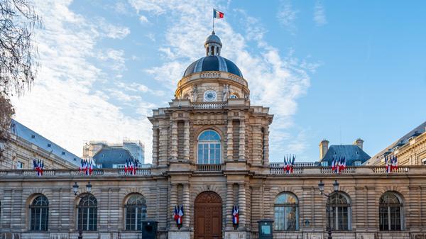 Ce mardi 7 juillet, après moins de deux heures de discussion dans le cadre de la troisième lecture de la proposition de loi sur l’aide à mourir, les sénateurs ont décidé de rejeter le texte, sans le débattre.