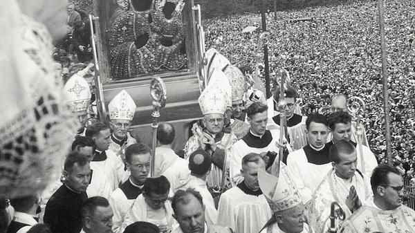 Cudowny Obraz Matki Boskiej Częstochowskiej wyniesiony na Wały Jasnogórskie, 26 sierpnia 1956 r.