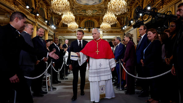 POPESVISITTOFRANCE-01-Pope-Leo-XIV-Macron-Elysee-Presidential-Palace