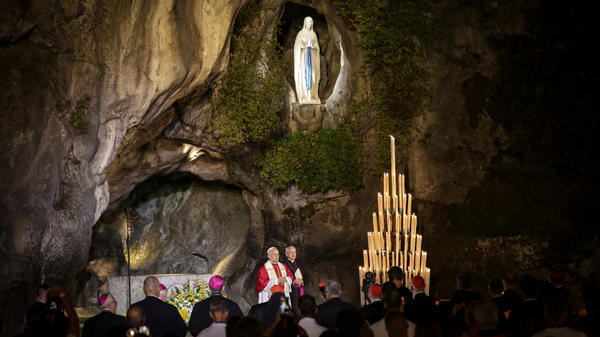 faithfuls-watch-rosary-prayer-giant-screen-basilica-holy-rosary-torchlight-procession-pope-leo-xiv-lourdes-france-september-27-2026