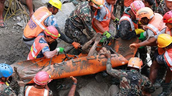 deux ouvriers retrouvés vivants au Népal neuf jours après la catastrophe