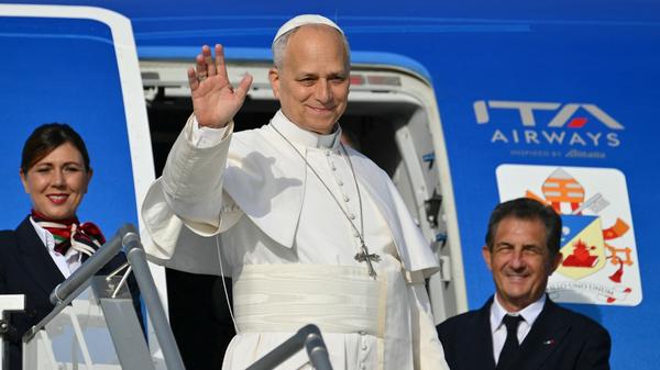 pape-leon-XIV-avion-afp