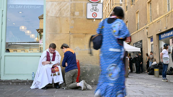 person-confesses-to-priest-near-saint-etienne-cathedral-in-metz