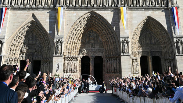 pope-leo-xiv-arrives-papamobile-notre-dame-cathedral-paris-mass-france-september-25-2026