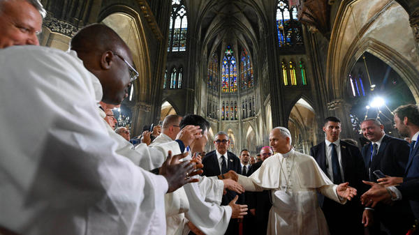 pope-leo-xiv-francois-grosdidier-signs-guest-book-saint-etienne-metz-cathedral-france-september-28-2026