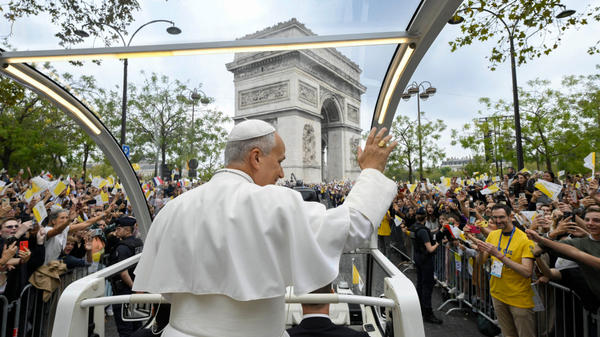pope-leo-xiv-papamobile-arc-de-triomphe-champs-elysees-paris-september-26-2026-vatican-media