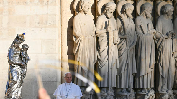 pope-leo-xiv-prays-silver-virgin-child-vierge-charles-x-notre-dame-paris-france
