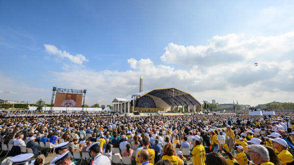 pope-leo-xiv-outdoor-mass-at-place-de-la-concorde-in-paris