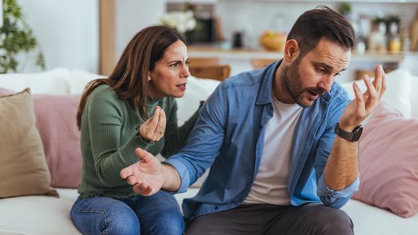 pareja-discusión
