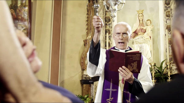 "Délivre-nous du Mal", en salles ce 30 septembre, donne longuement la parole à des prêtres exorcistes pour expliquer leur ministère, son histoire, ses fondements bibliques et la manière dont l’Église catholique entend discerner les situations qui relèvent ou non d’une éventuelle possession.