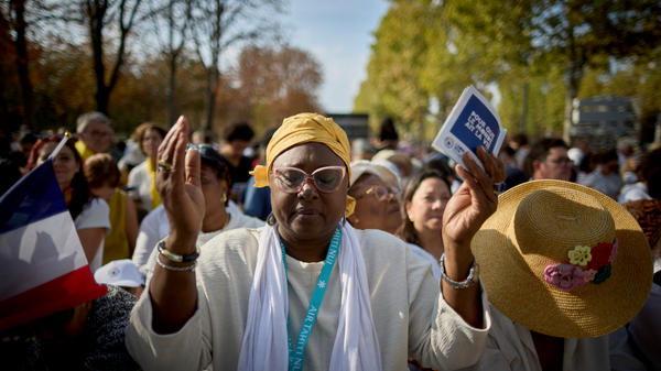 worshippers-pray-pope-leo-xiv-outdoor-mass-place-de-la-concorde-paris-september-26-2026