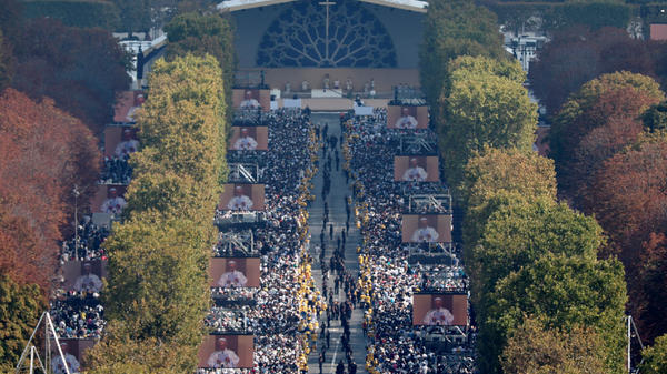 worshippers-watch-giant-screens-pope-leo-xiv-outdoor-mass-champs-elysees-paris-september-26-2026