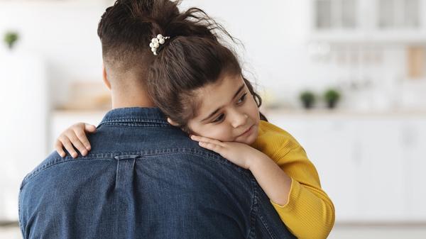 niña-padre-abrazo