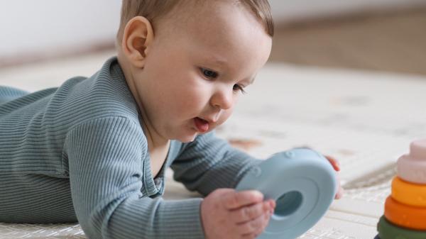 bebé-jugando