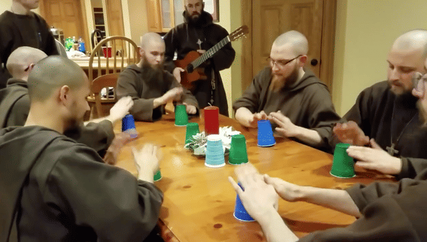 Des franciscains jouent au cup game lors d'un réveillon