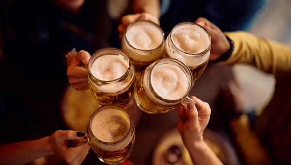 amigos hacen un brindis con cerveza